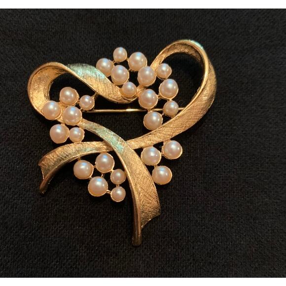 Richelieu Gold and Faux Pearl Ribbon Brooch - Picture 1 of 4